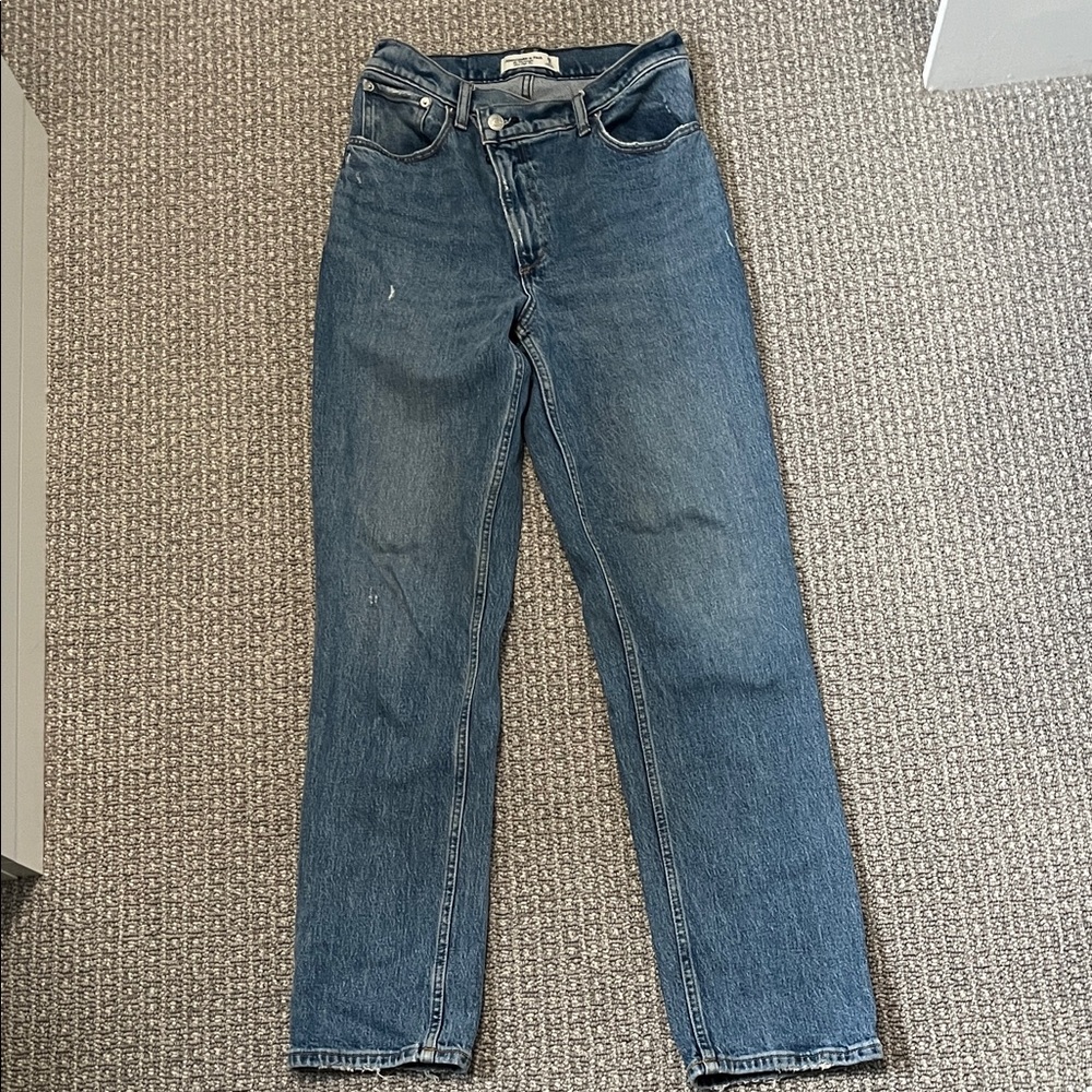 Abercrombie & Fitch 90s Straight Ultra High Rise Blue Jeans - Lightly Distressed
